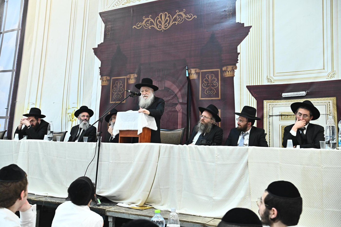 מסיבת חנוכה בישיבת פוניבז'