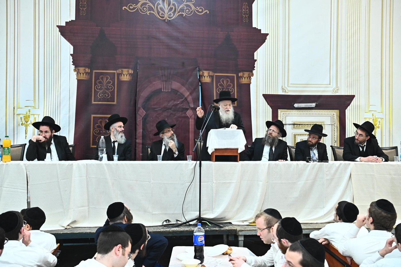 מסיבת חנוכה בישיבת פוניבז'