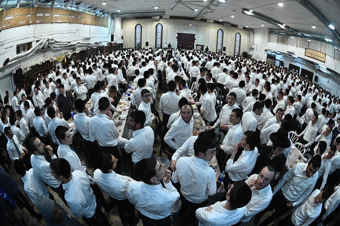 מסיבת חנוכה בישיבת פוניבז'