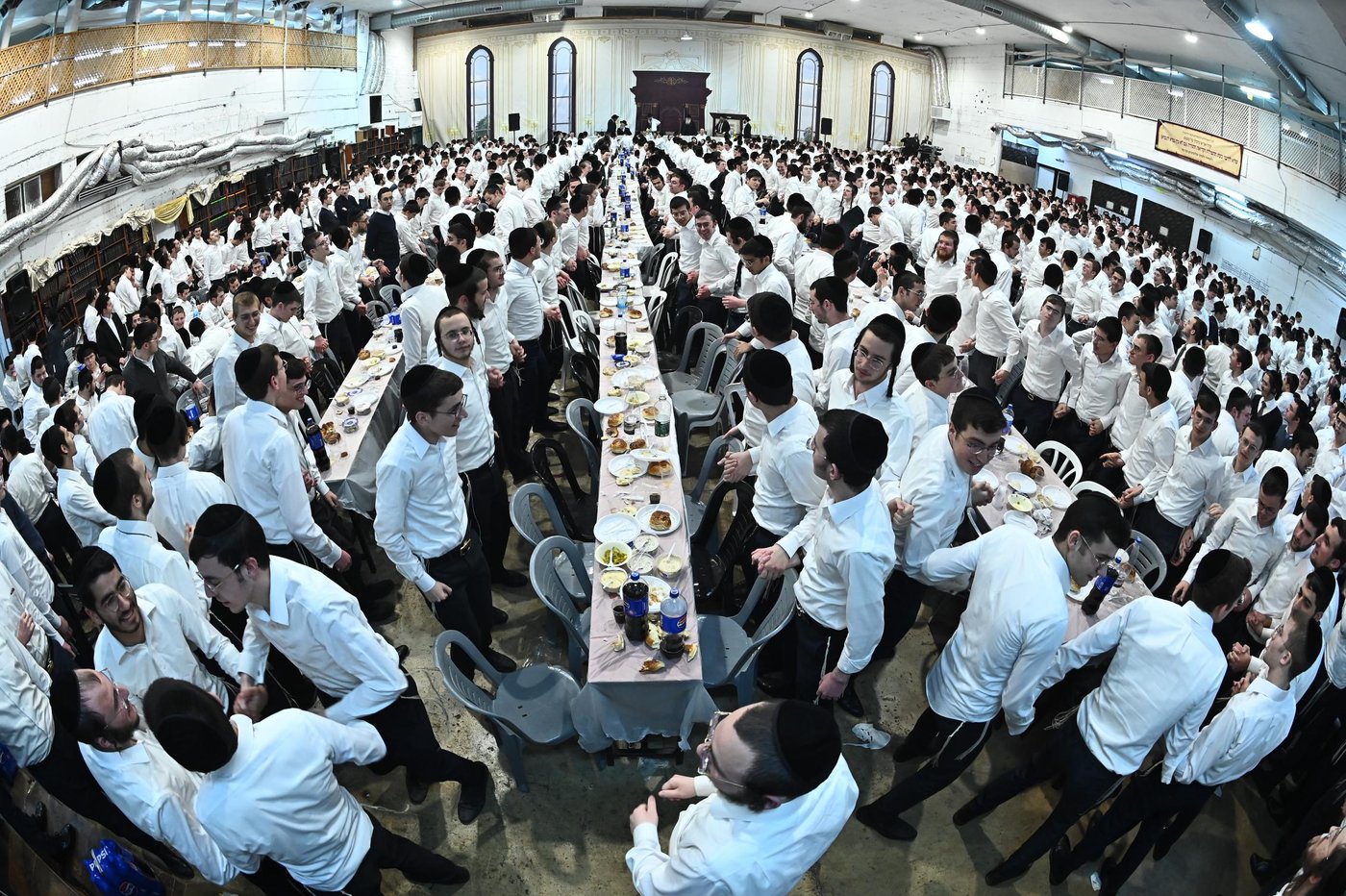 מסיבת חנוכה בישיבת פוניבז'