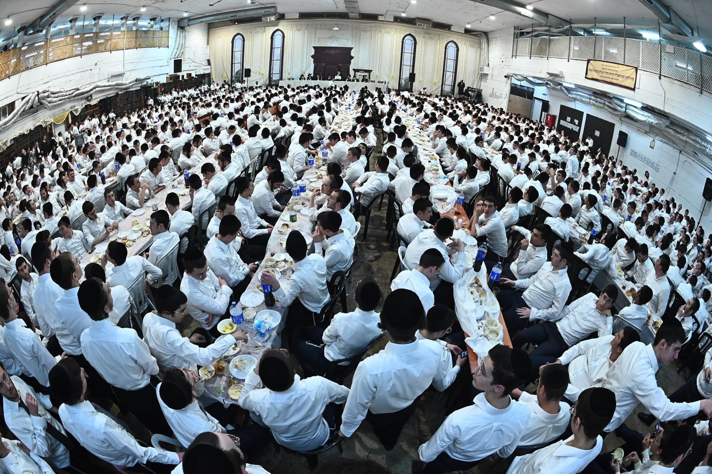 מסיבת חנוכה בישיבת פוניבז'