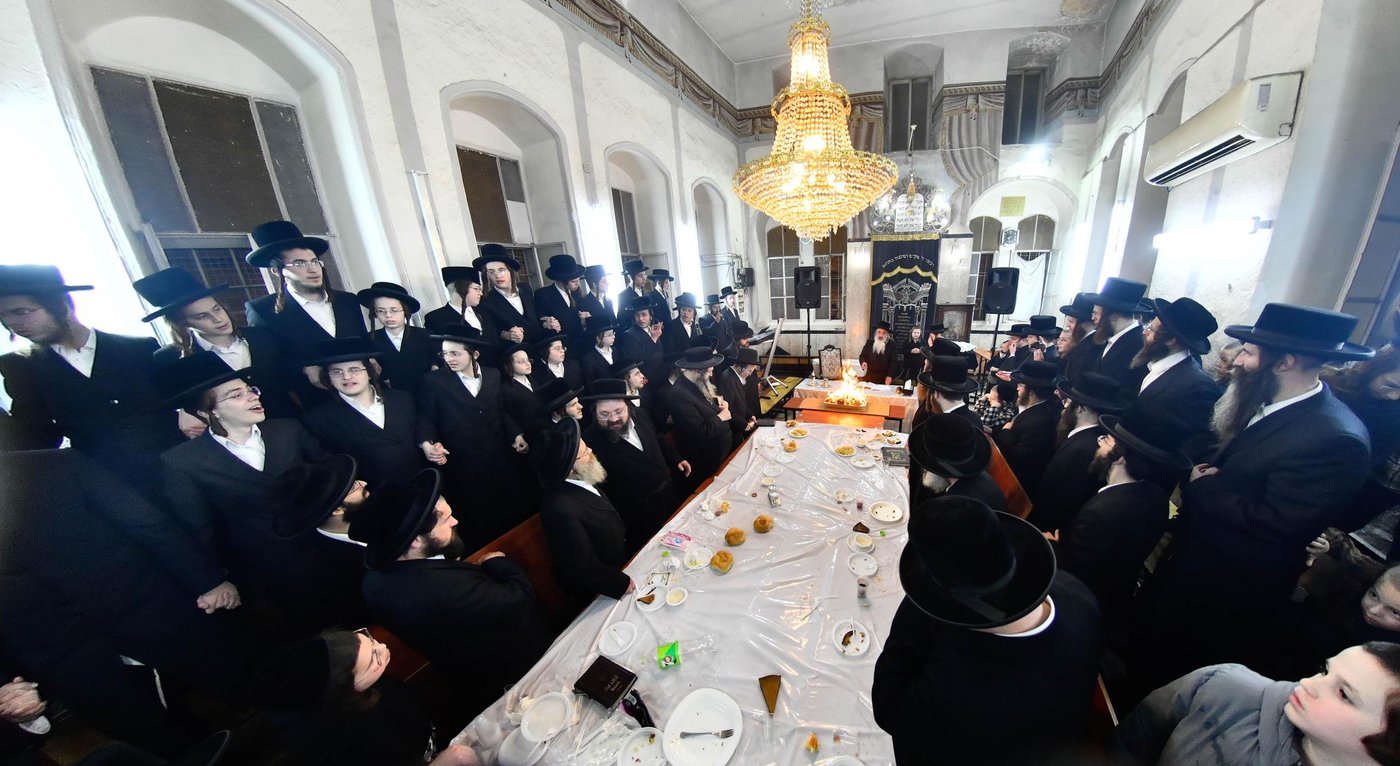 זאת חנוכה בחצה"ק לעלוב ירושלים