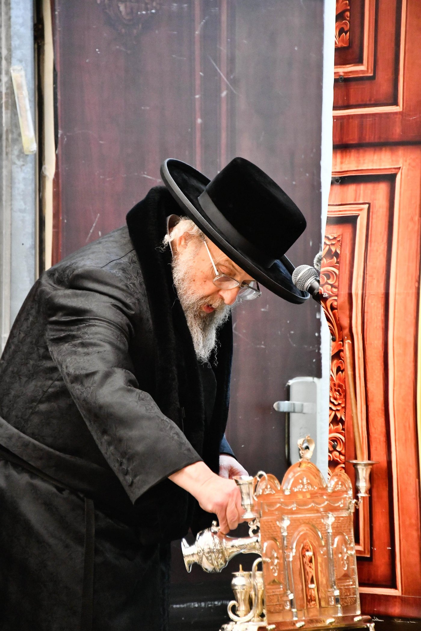 האדמו"ר מפינסק קרלין בהדלקת נרות חנוכה