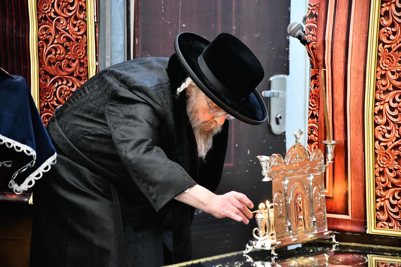 האדמו"ר מפינסק קרלין בהדלקת נרות חנוכה