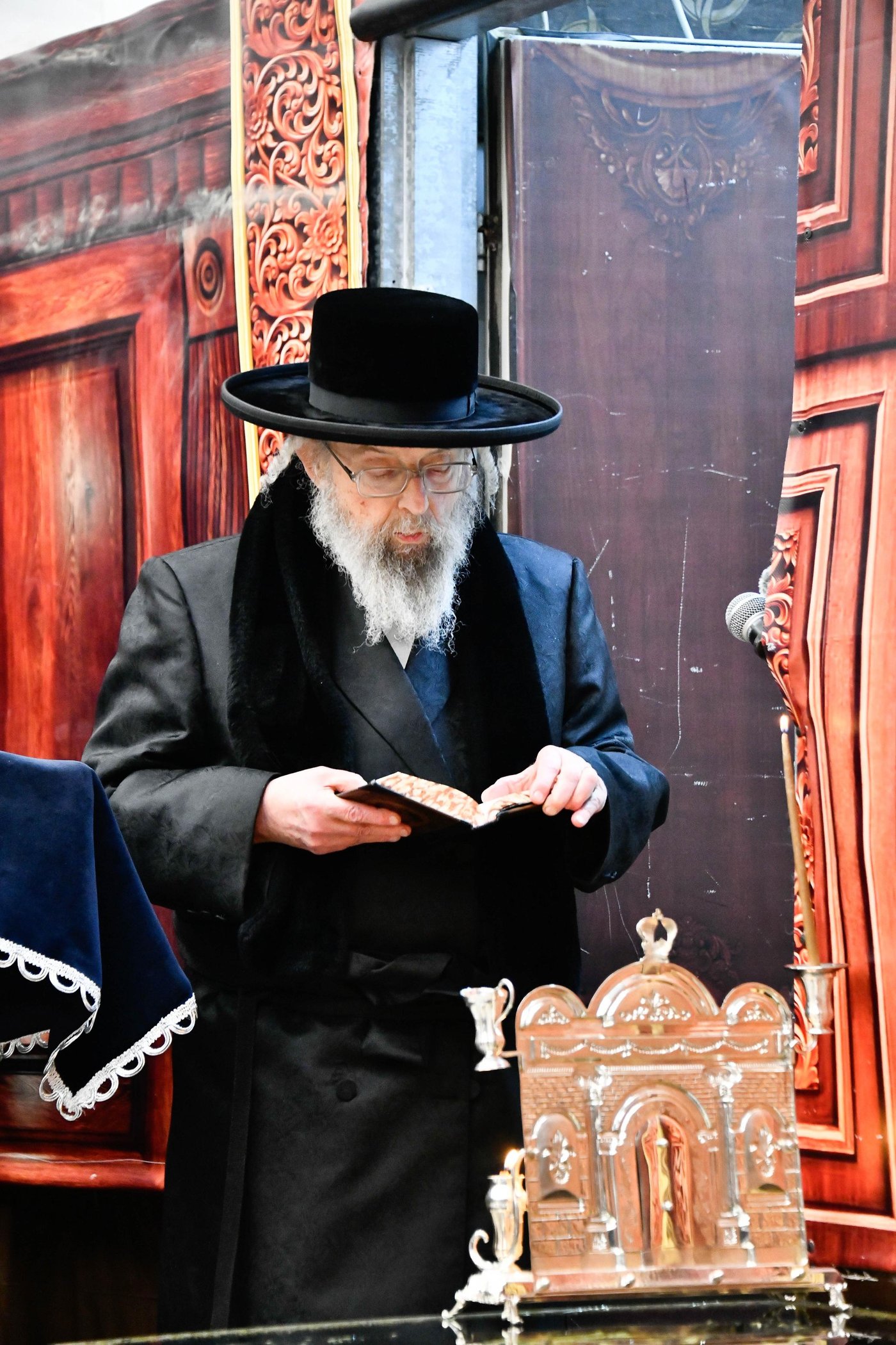 האדמו"ר מפינסק קרלין בהדלקת נרות חנוכה