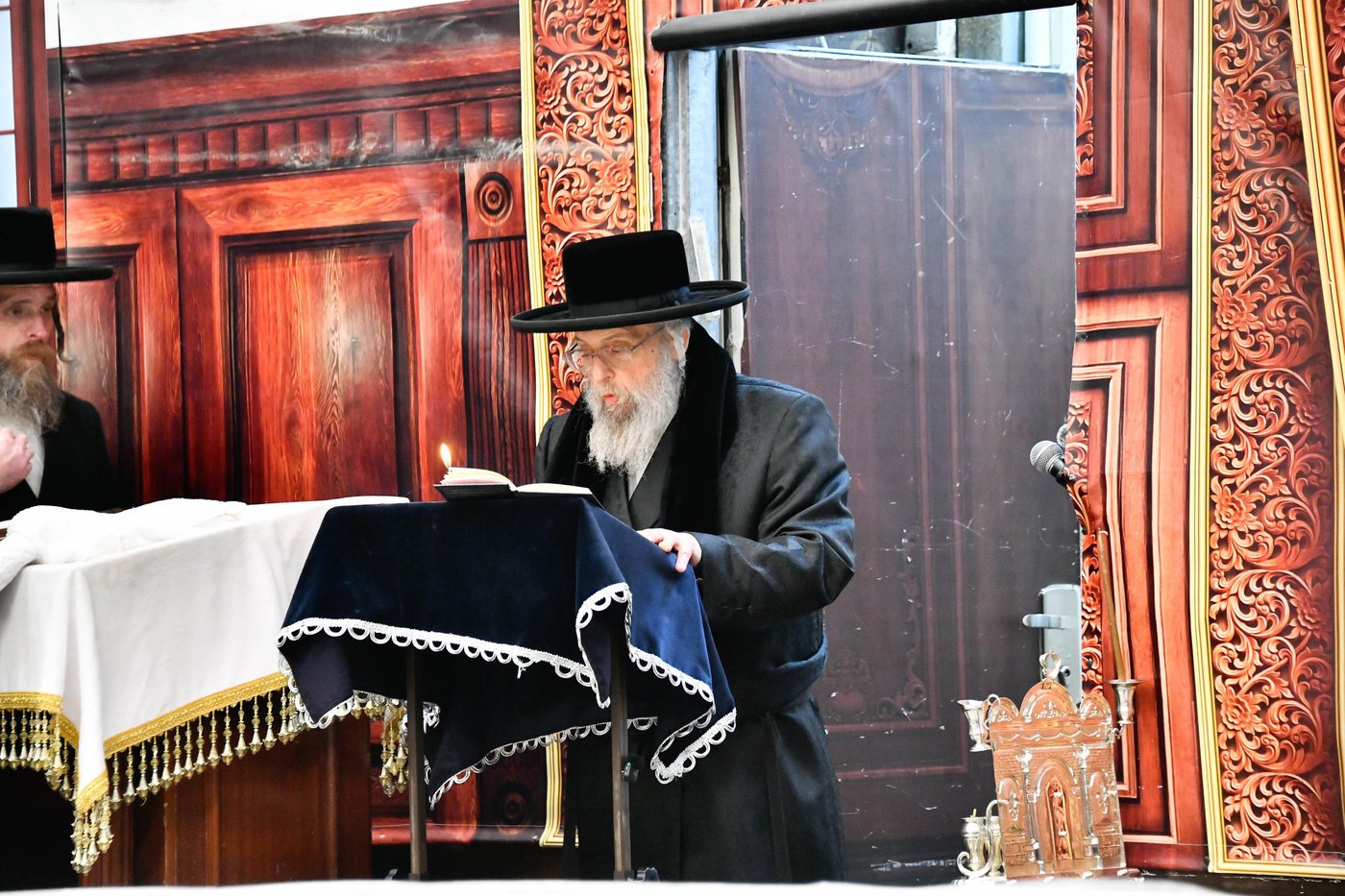 האדמו"ר מפינסק קרלין בהדלקת נרות חנוכה