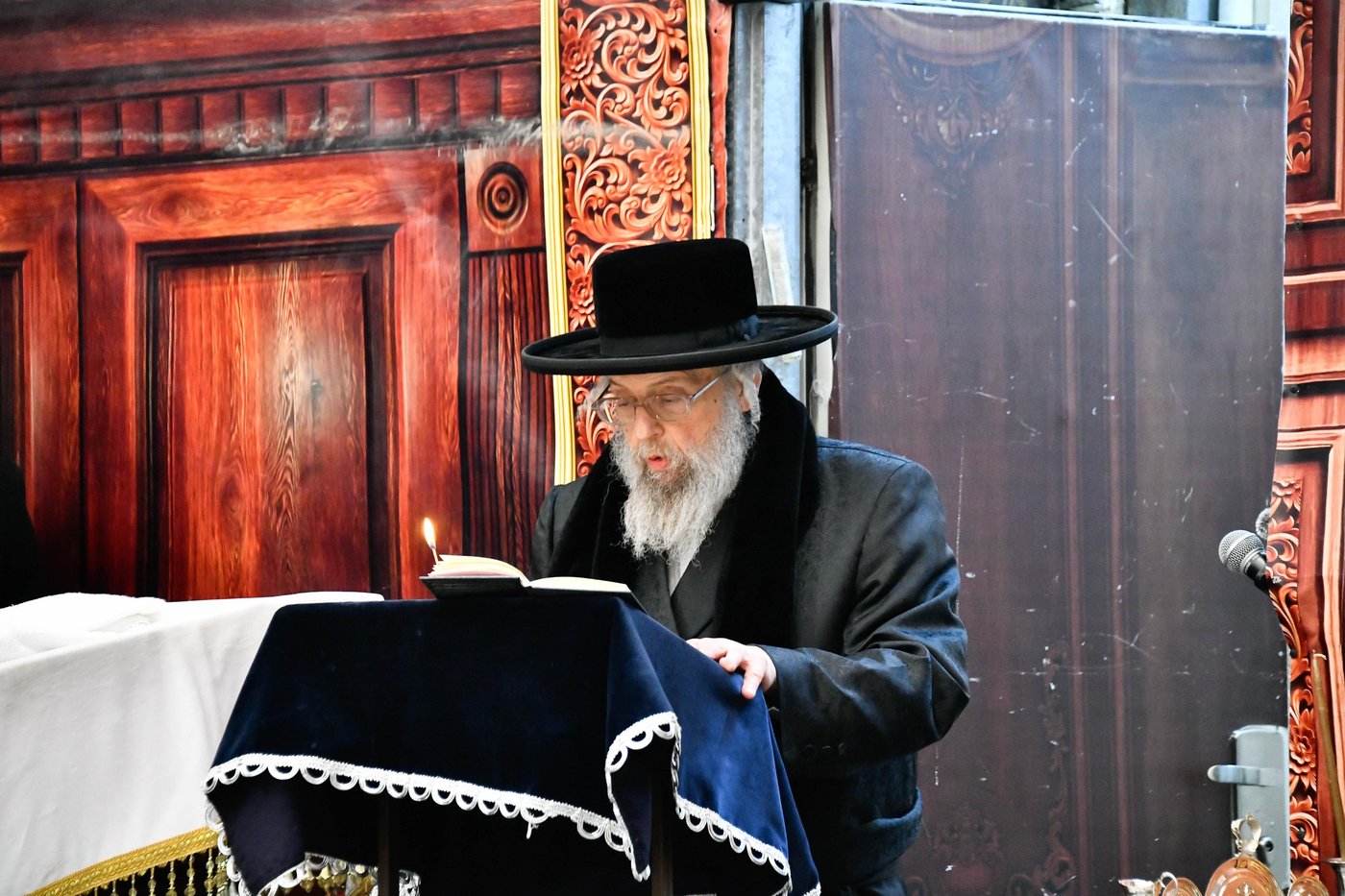 האדמו"ר מפינסק קרלין בהדלקת נרות חנוכה