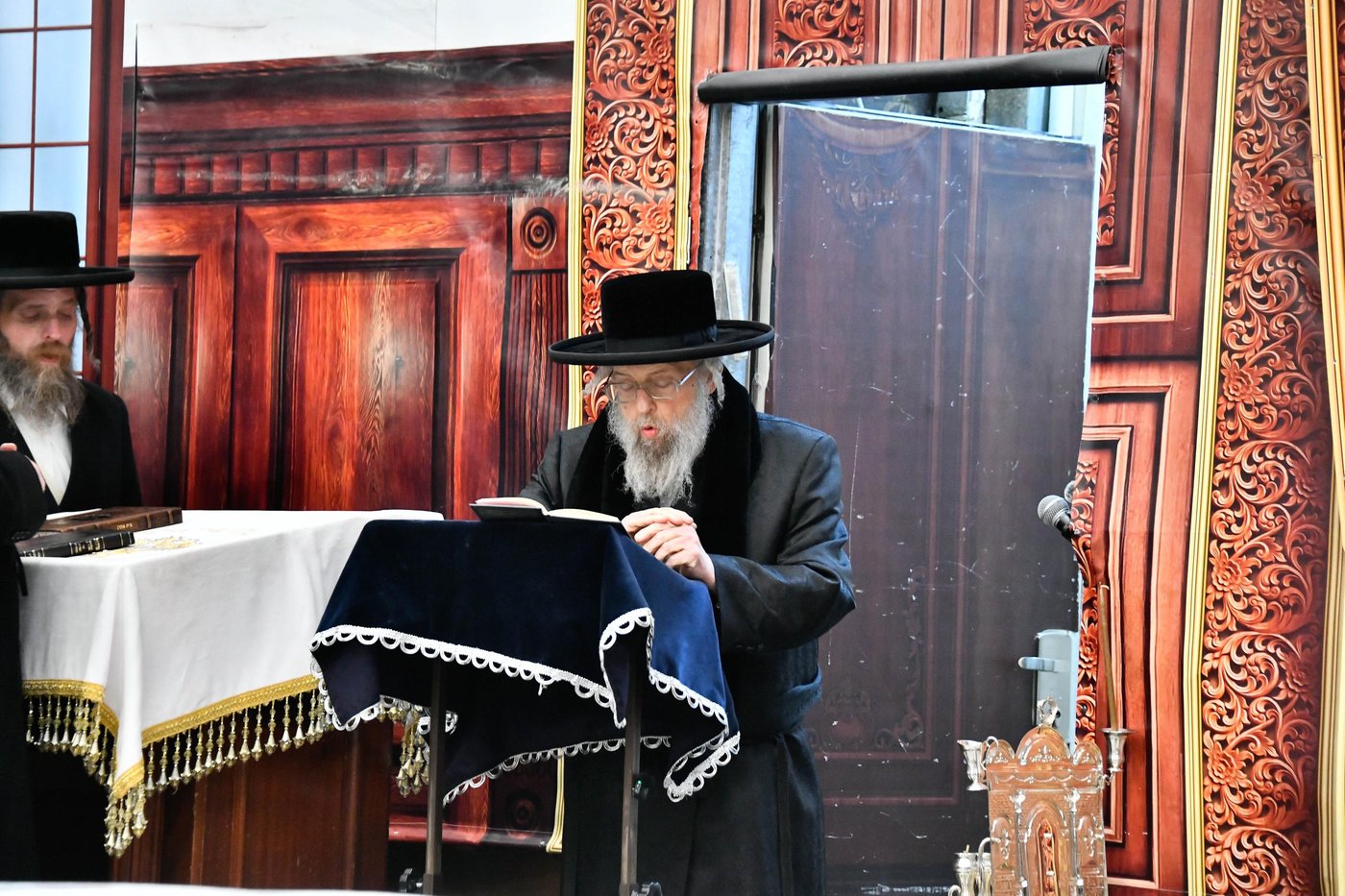 האדמו"ר מפינסק קרלין בהדלקת נרות חנוכה