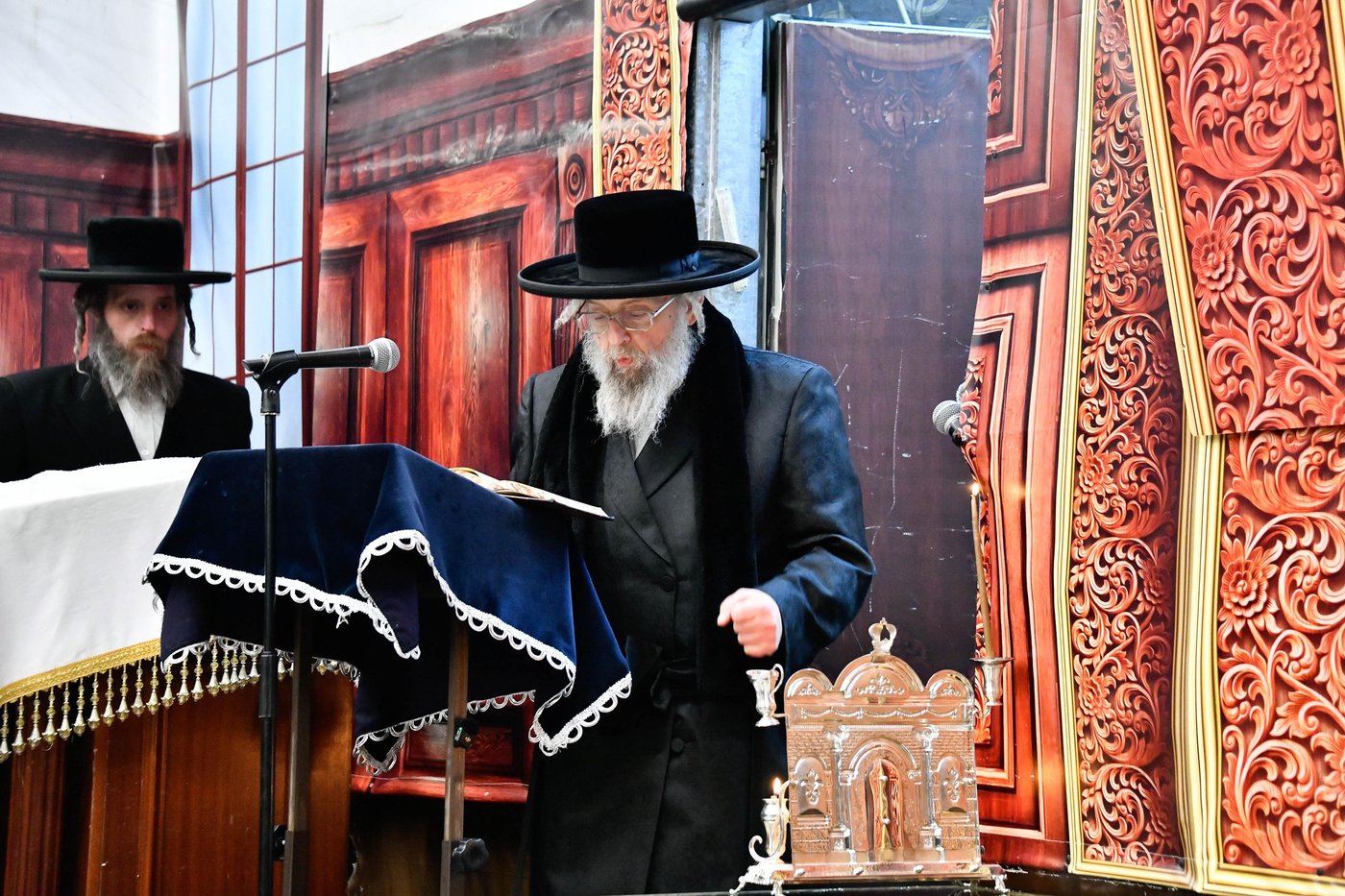 האדמו"ר מפינסק קרלין בהדלקת נרות חנוכה