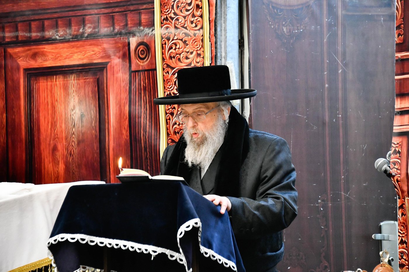 האדמו"ר מפינסק קרלין בהדלקת נרות חנוכה