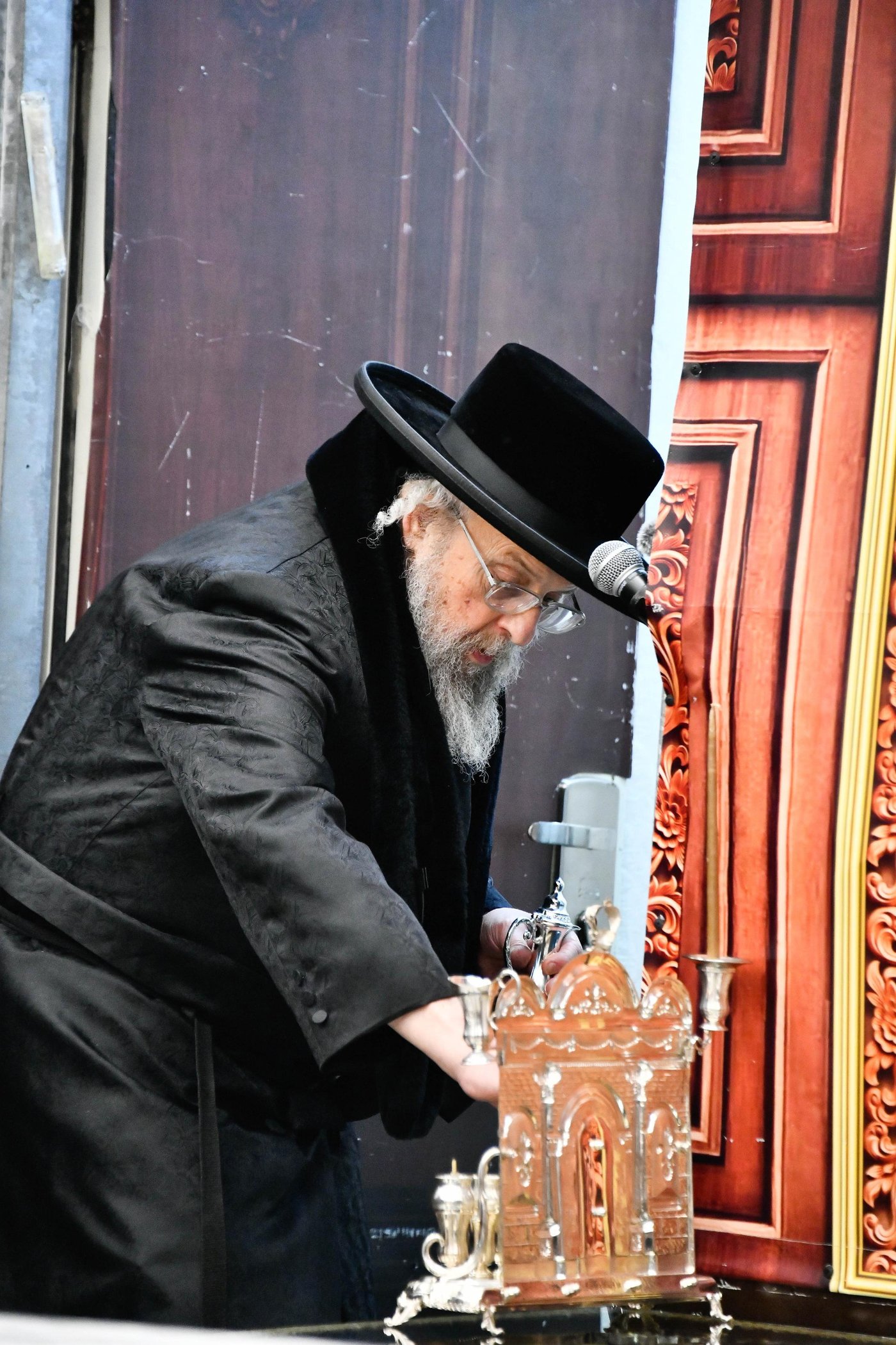 האדמו"ר מפינסק קרלין בהדלקת נרות חנוכה