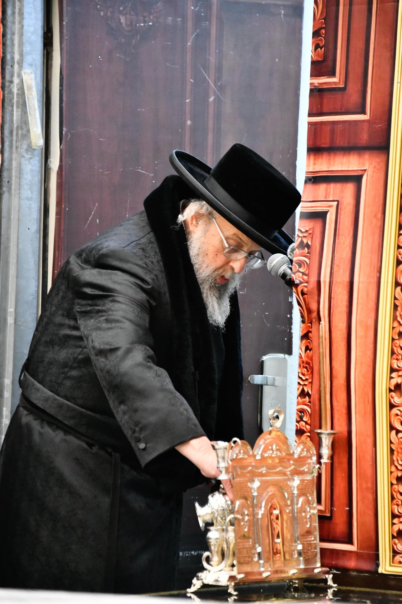 האדמו"ר מפינסק קרלין בהדלקת נרות חנוכה