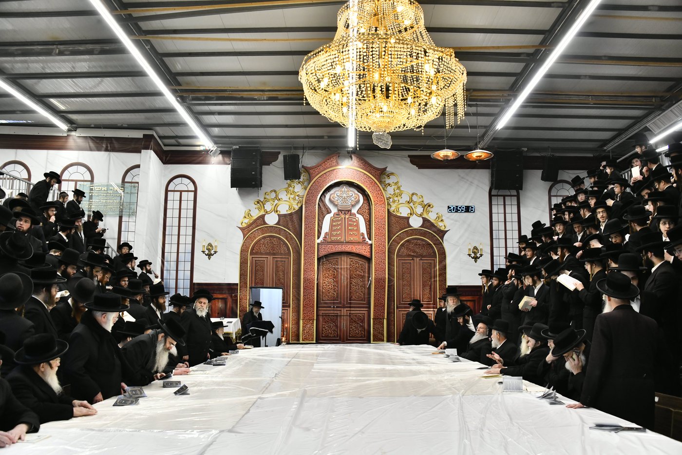 האדמו"ר מפינסק קרלין בהדלקת נרות חנוכה