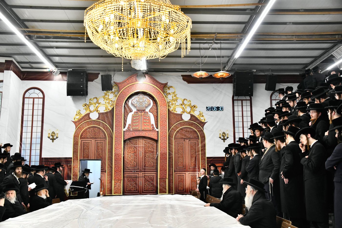 האדמו"ר מפינסק קרלין בהדלקת נרות חנוכה