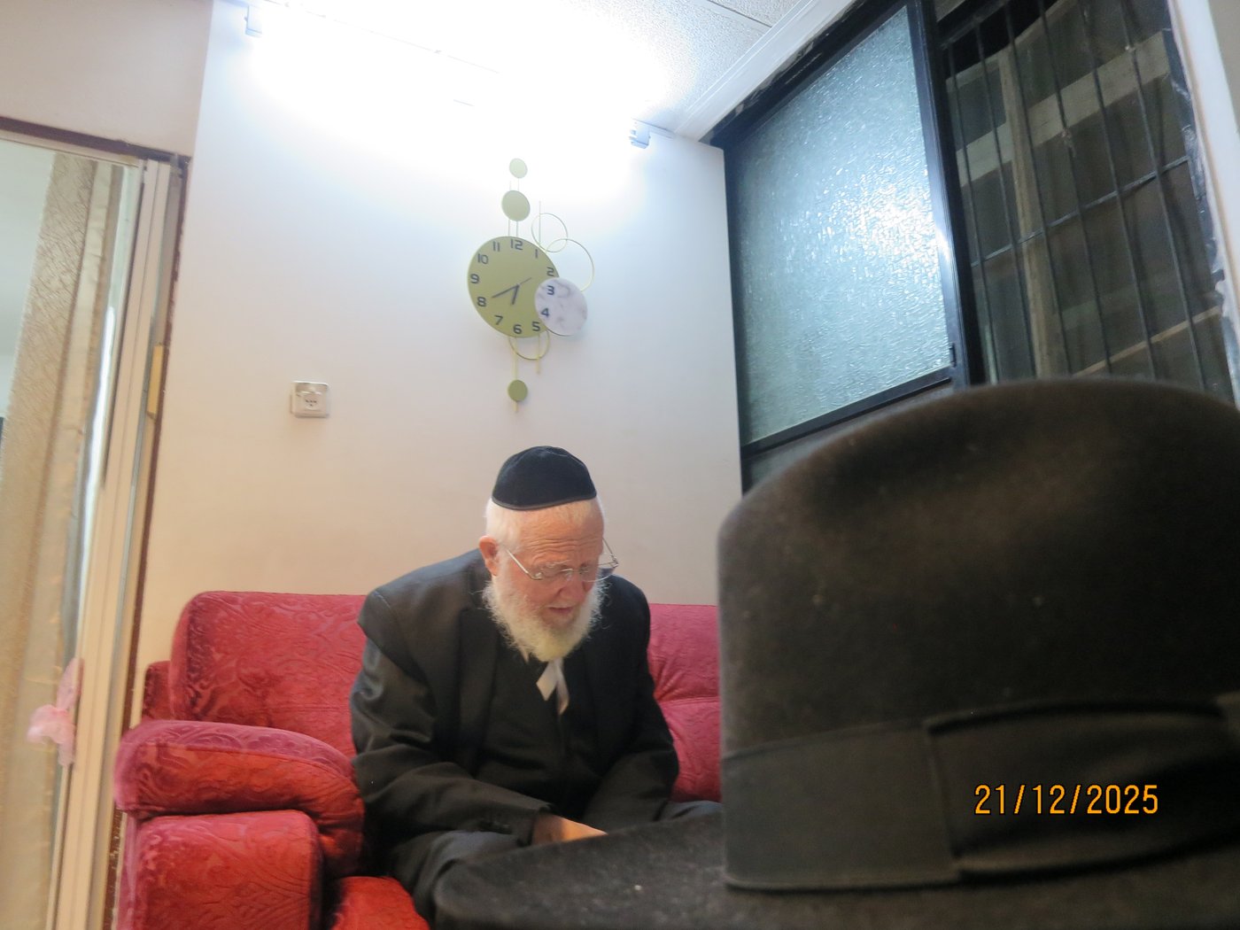 הגר"צ מאזוז בהדלקת נרות חנוכה 