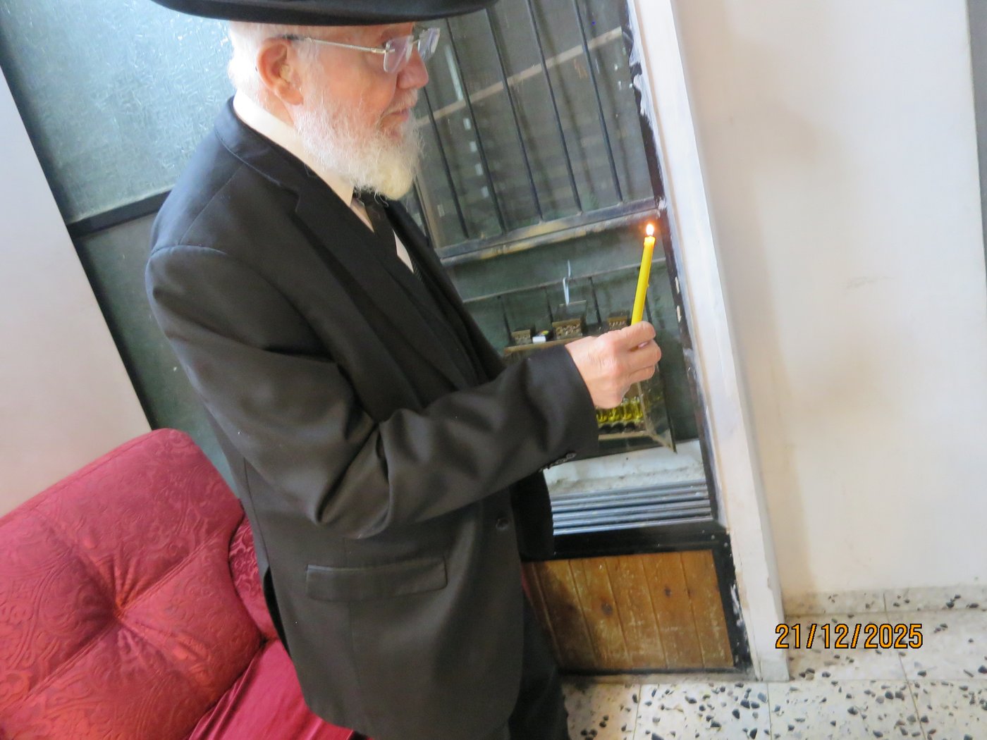 הגר"צ מאזוז בהדלקת נרות חנוכה 