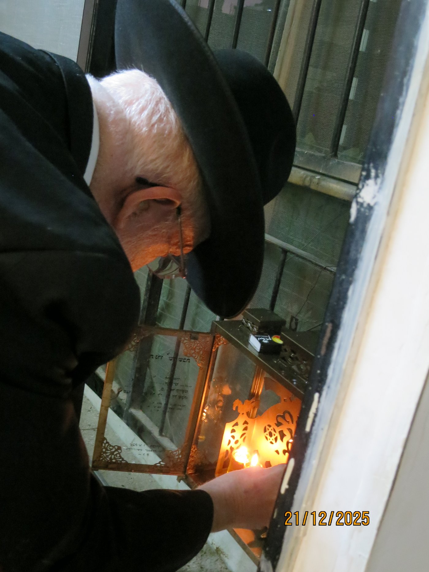 הגר"צ מאזוז בהדלקת נרות חנוכה 