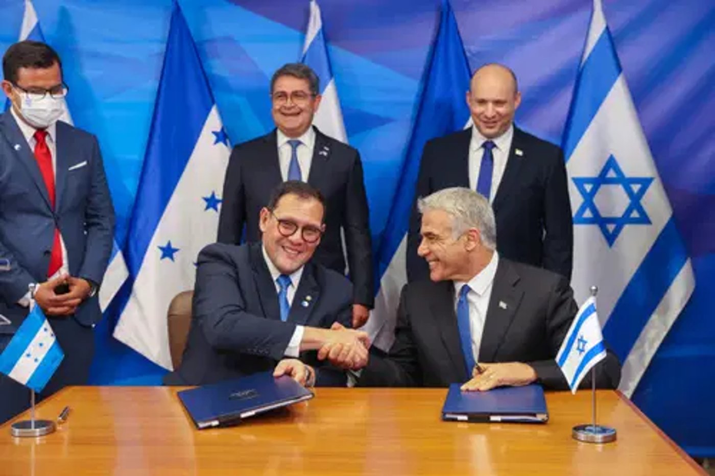 ראש הממשלה לשעבר לפיד ושרי החוץ יחד עם נשיא הונדורס בחנוכת השגרירות