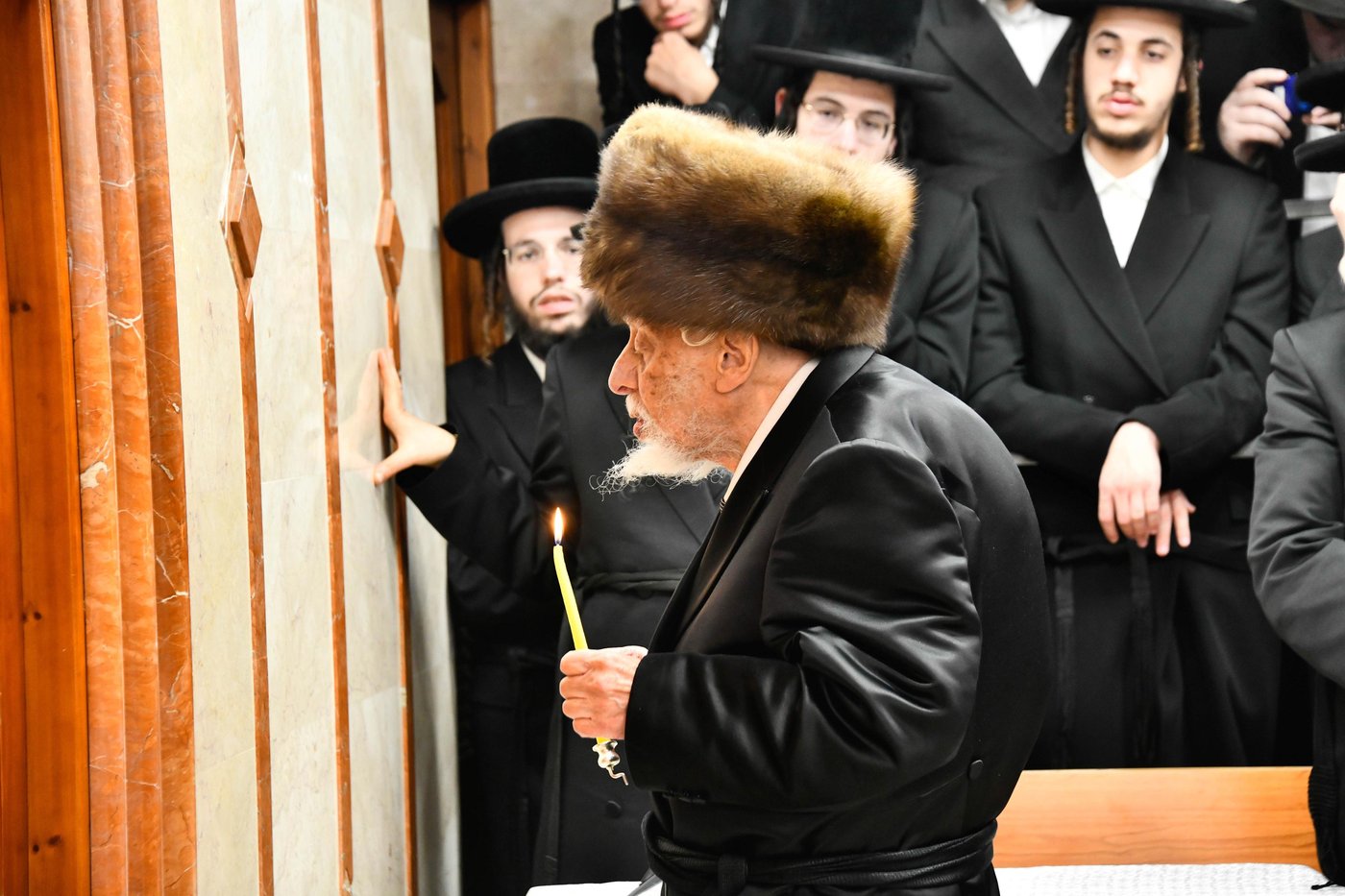 האדמו"ר מקופיטשניץ בהדלקת נרות חנוכה