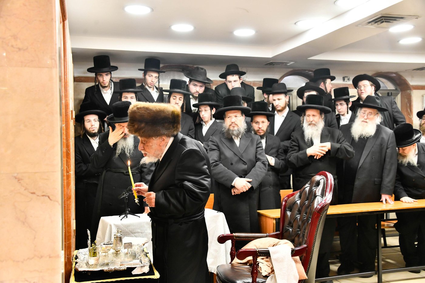 האדמו"ר מקופיטשניץ בהדלקת נרות חנוכה