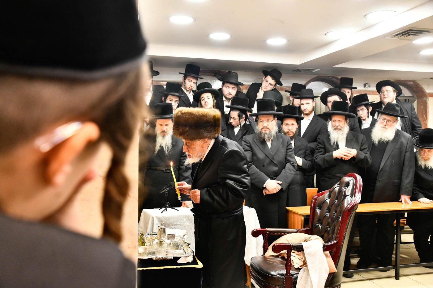 האדמו"ר מקופיטשניץ בהדלקת נרות חנוכה