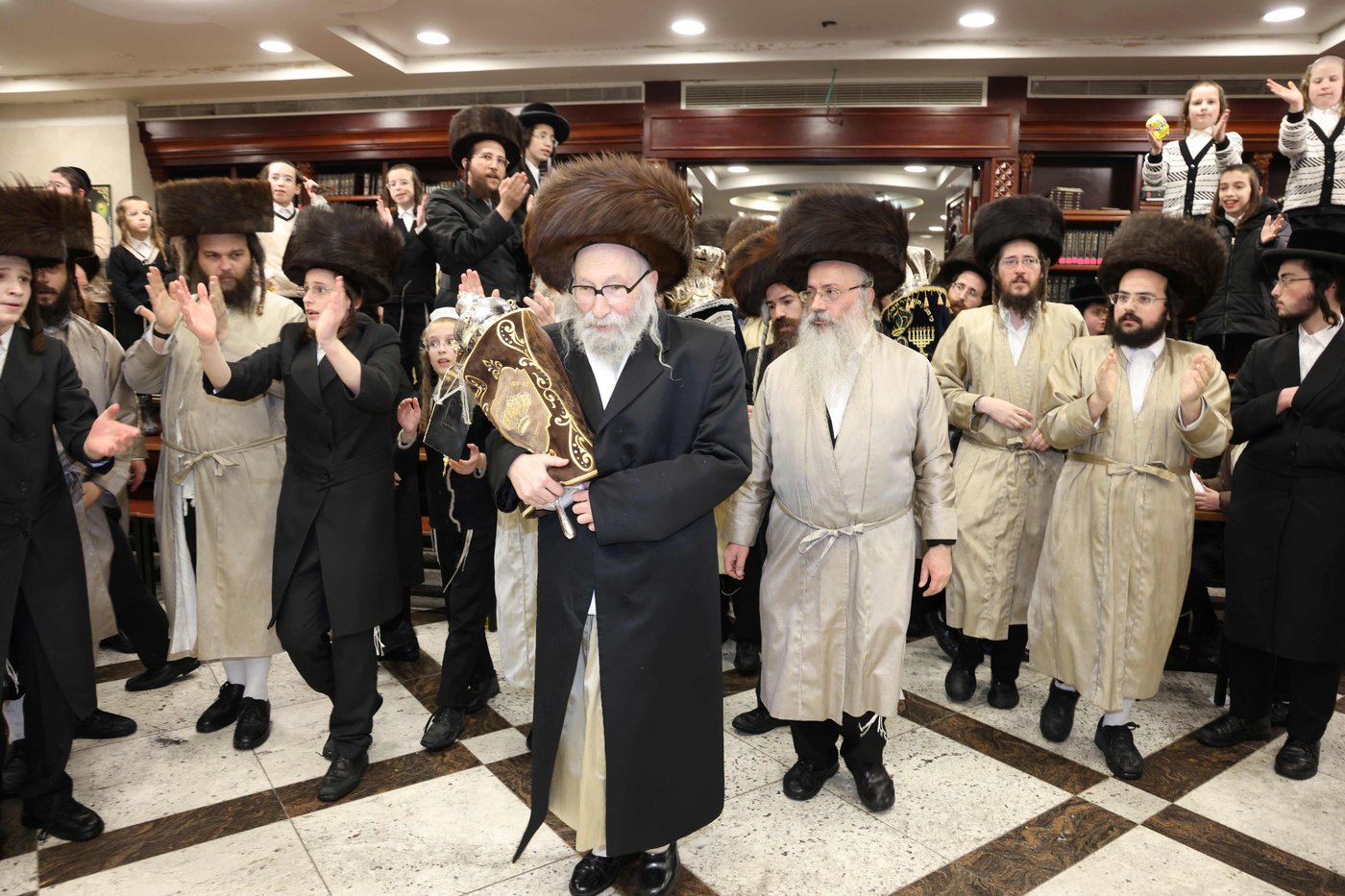 הכנסת ס"ת לביהמ"ד דקהל חסידי ירושלים בבית שמש