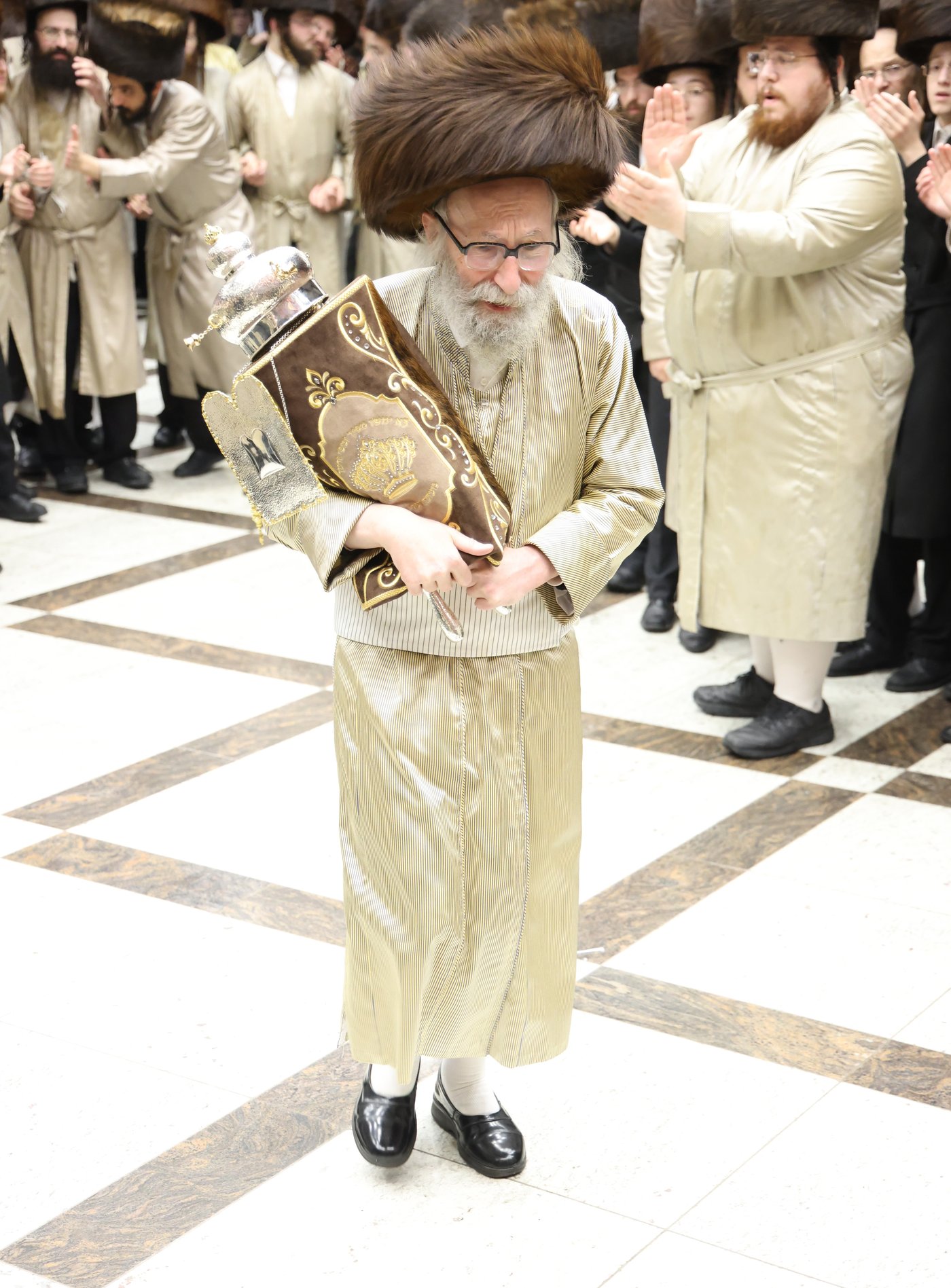 הכנסת ס"ת לביהמ"ד דקהל חסידי ירושלים בבית שמש