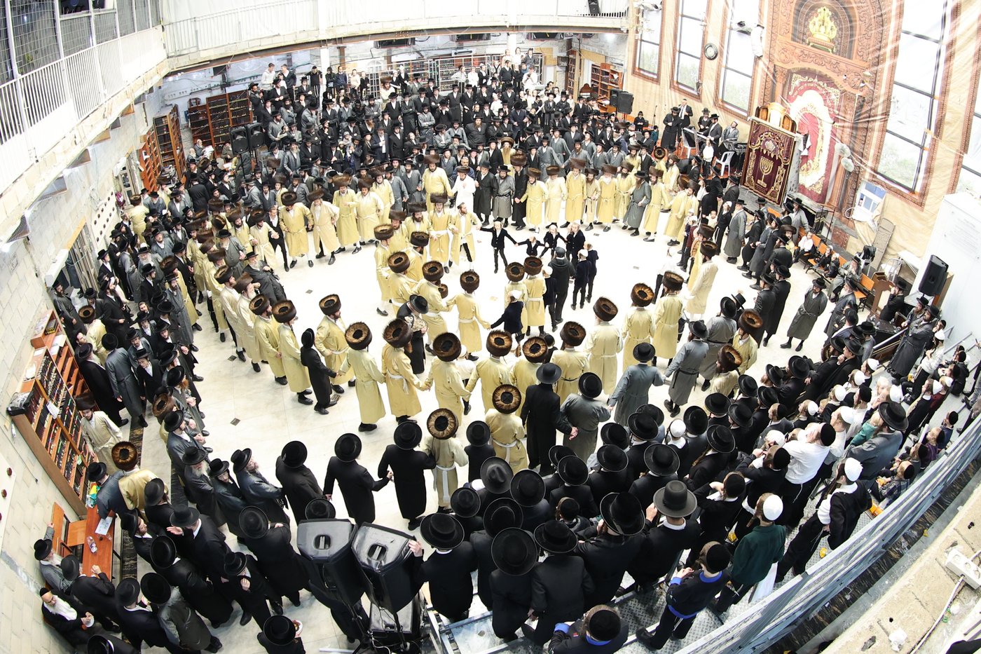 הכנסת ספר תורה בתולדות אברהם יצחק