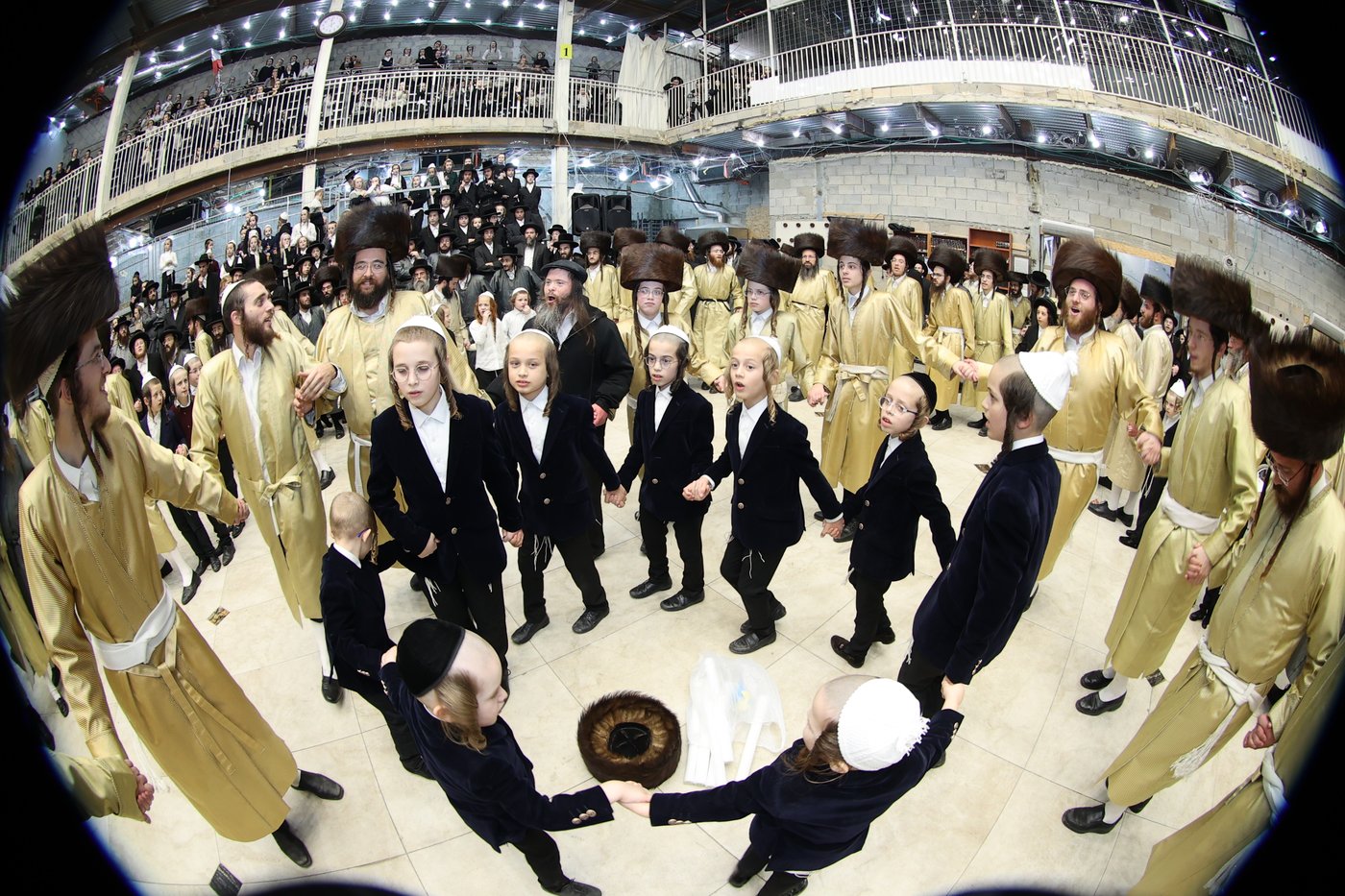 הכנסת ספר תורה בתולדות אברהם יצחק