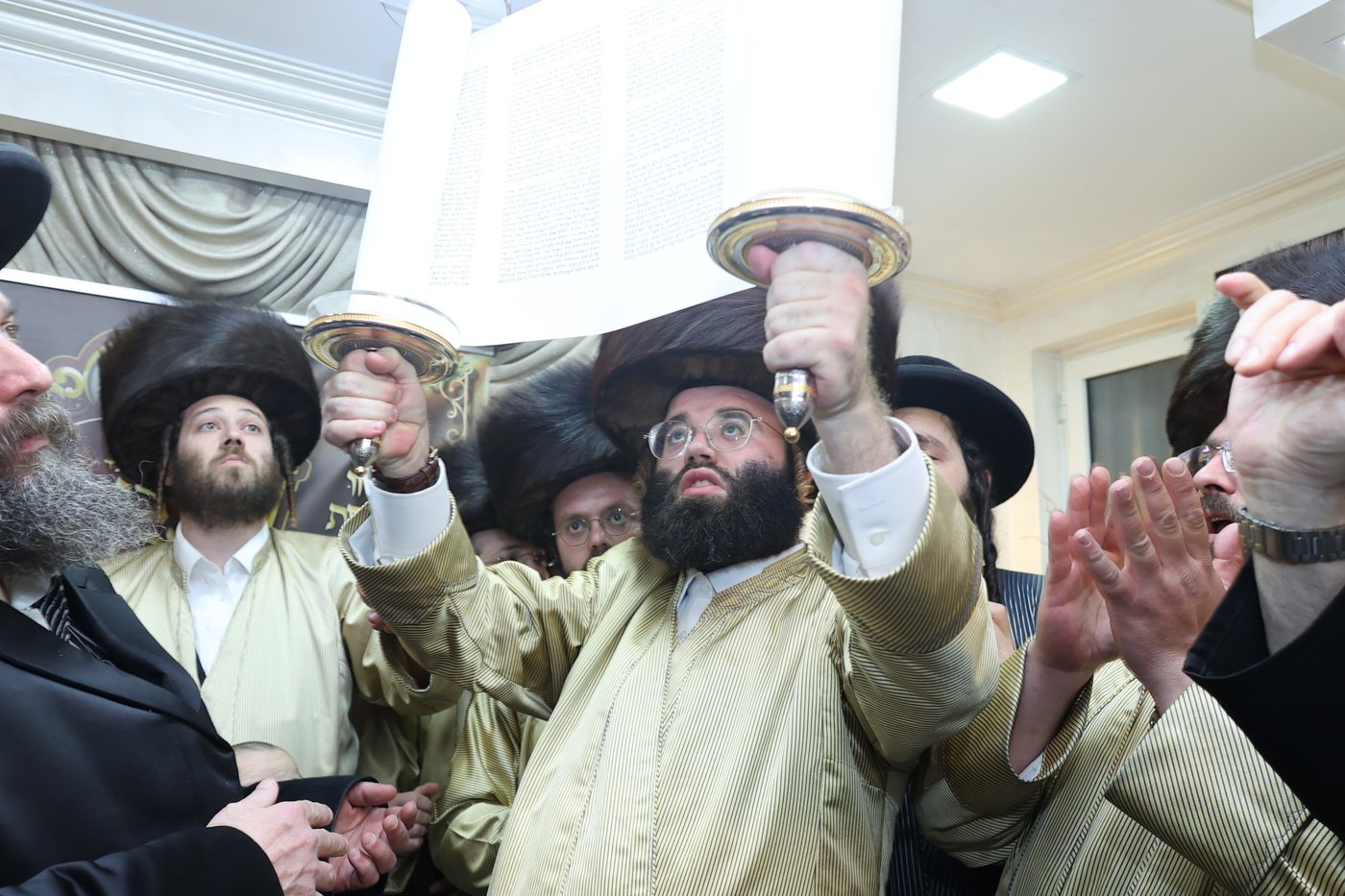 הכנסת ספר תורה בתולדות אברהם יצחק