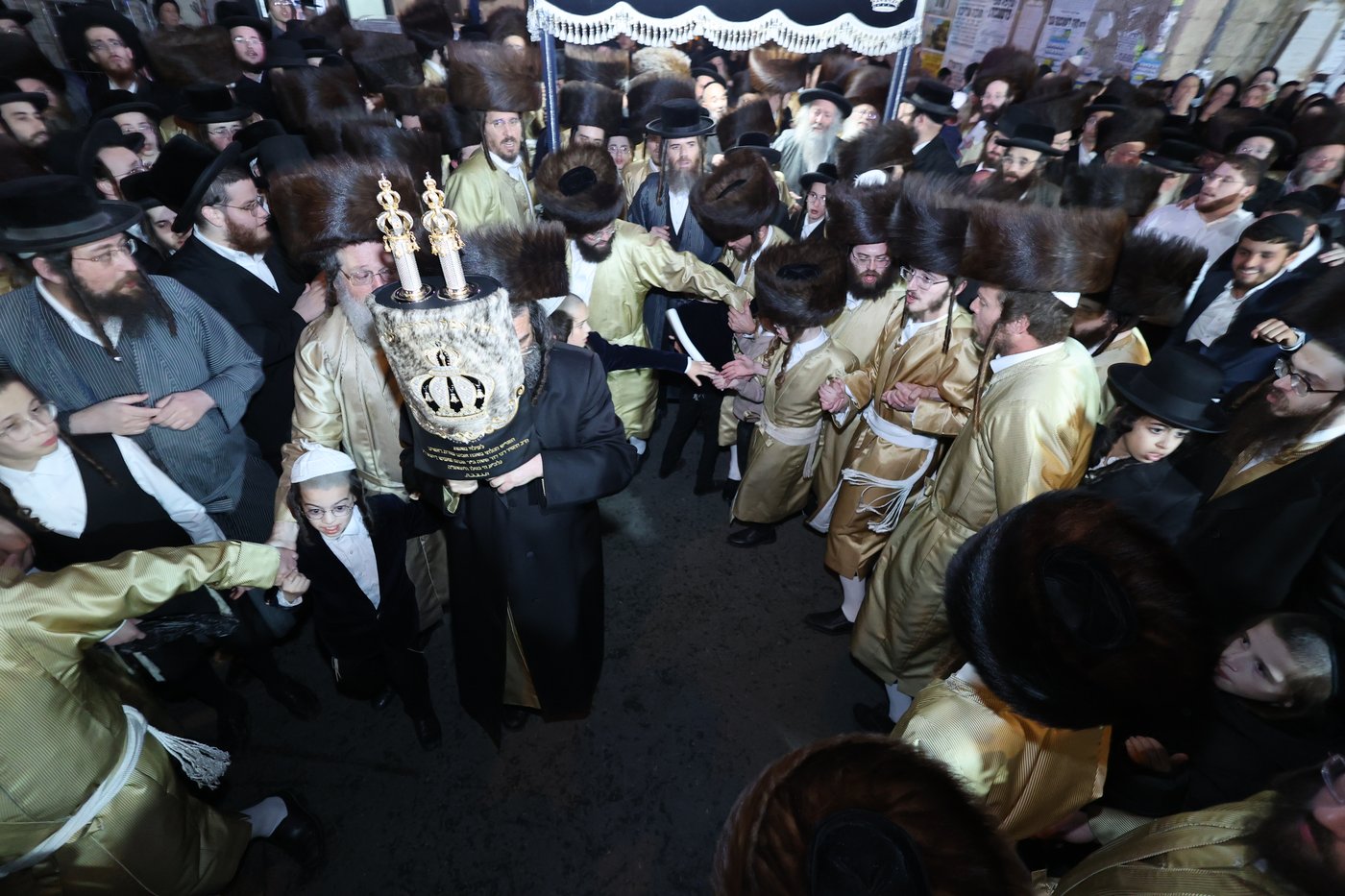 הכנסת ספר תורה בתולדות אברהם יצחק