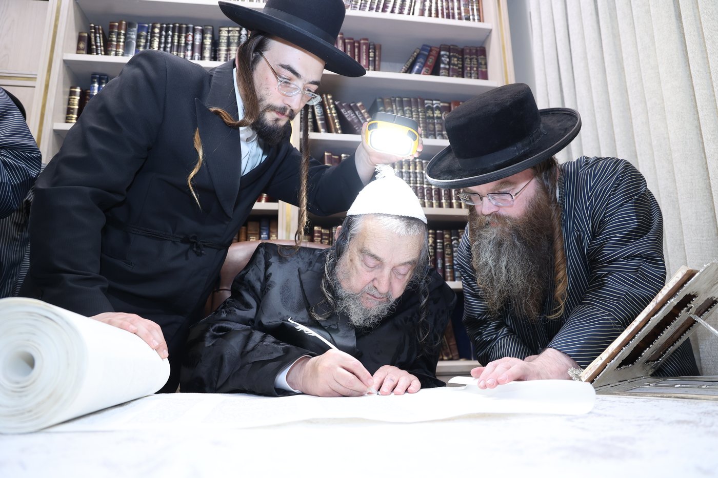 הכנסת ספר תורה בתולדות אברהם יצחק