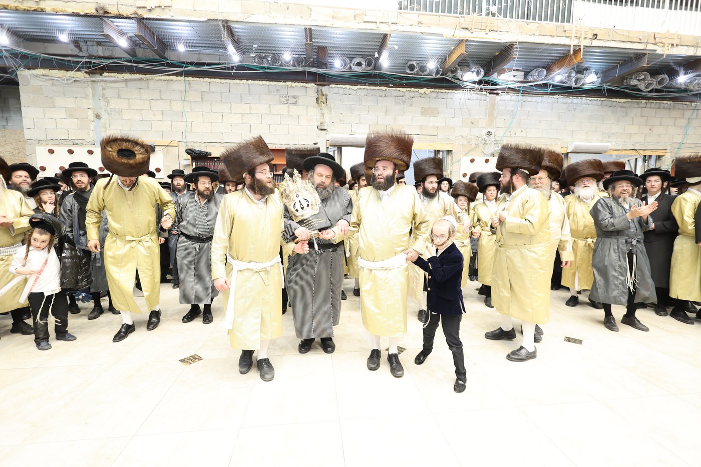 הכנסת ספר תורה בתולדות אברהם יצחק