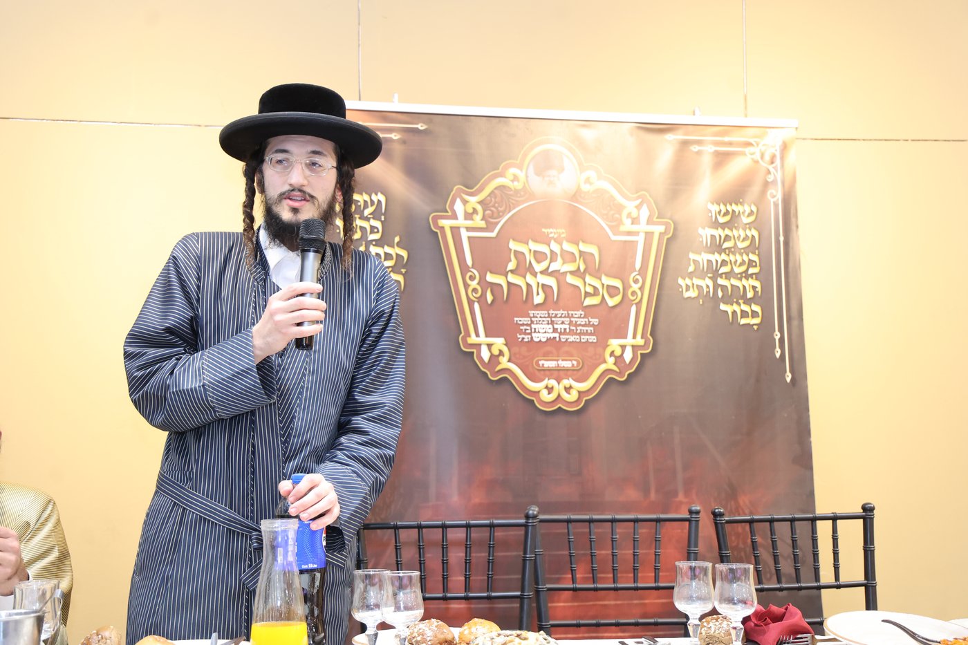 הכנסת ספר תורה בתולדות אברהם יצחק