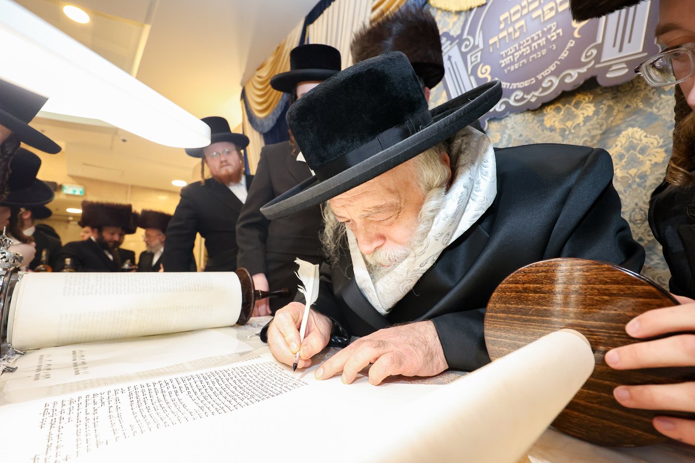 האדמו"ר ממבקשי אמונה בכתיבת אותיות