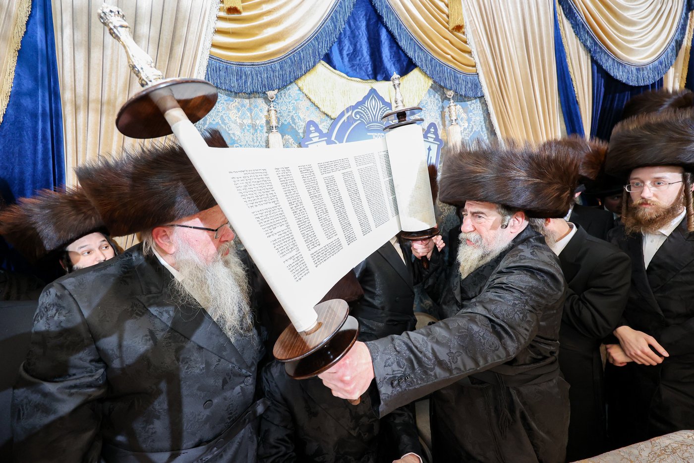 האדמו"ר מרחמיסטריווקא בהגבהת הספר