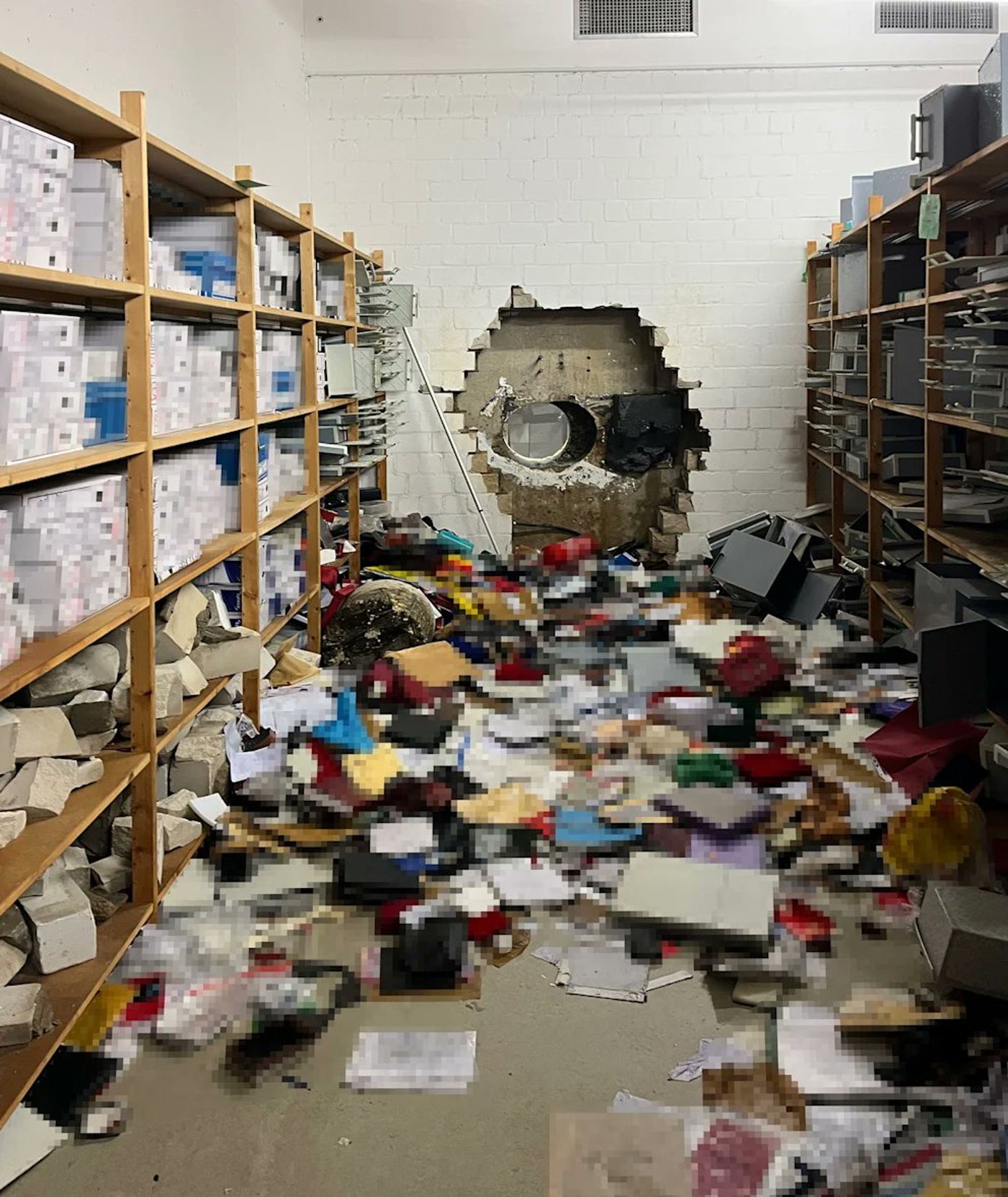 החור בקיר הכספת