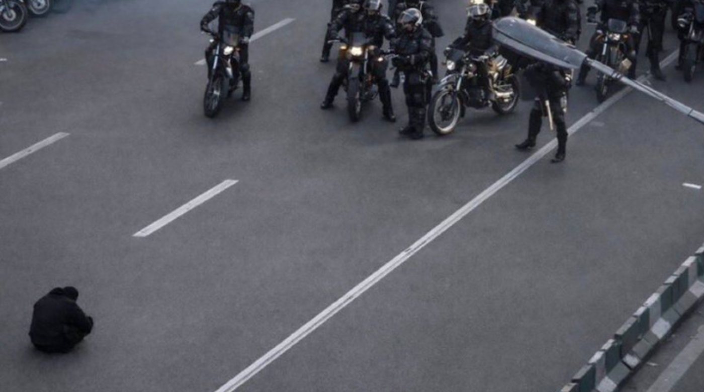 מפגין אחד מול כוחות המשטר