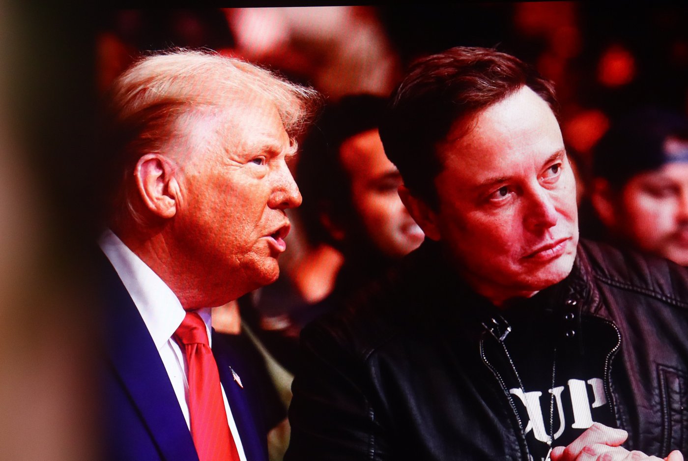 הנשיא טראמפ משוחח עם אילון מאסק באירוע בניו יורק