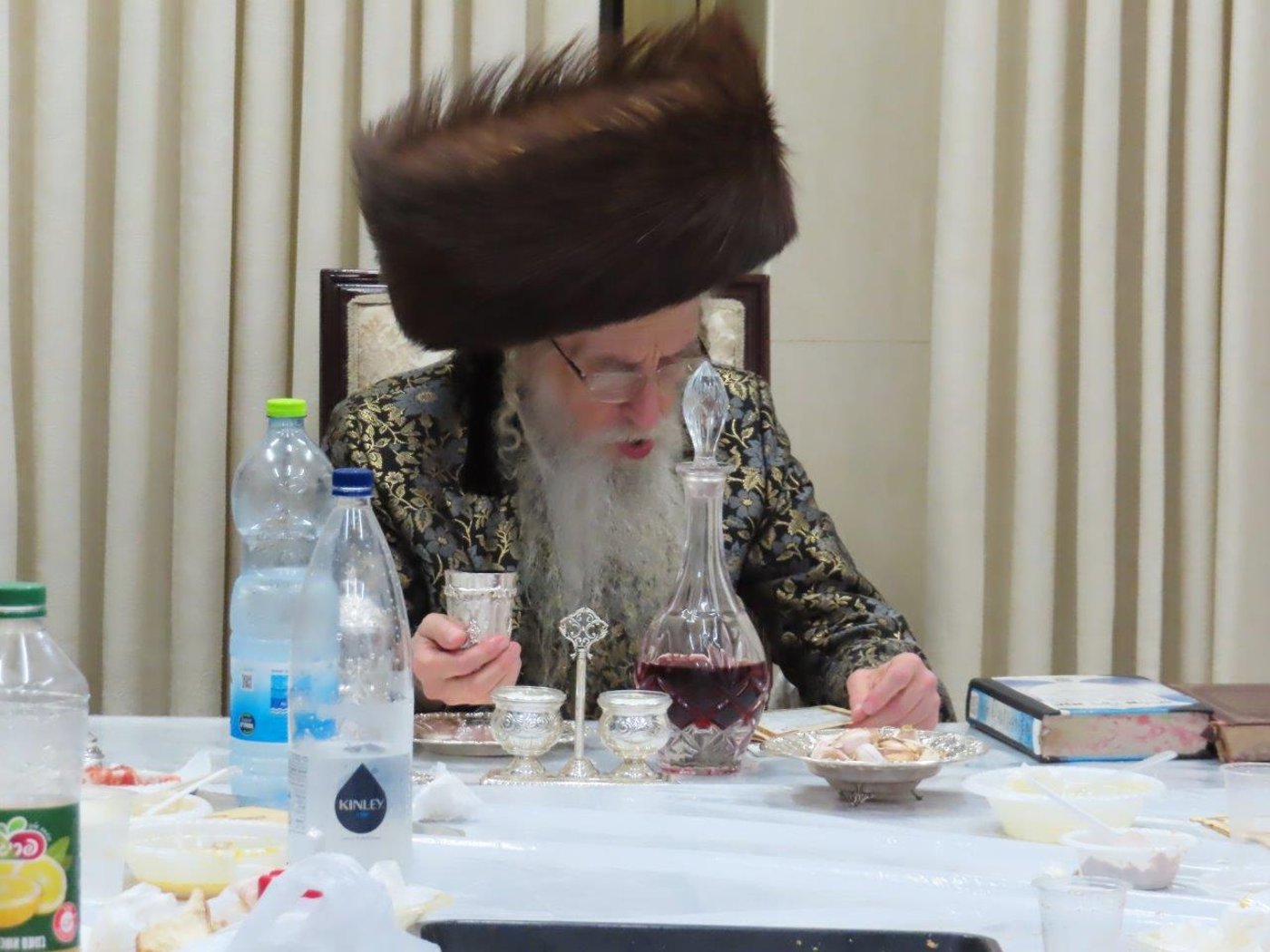 האדמו"ר ממעליץ בשריפת הפתילות