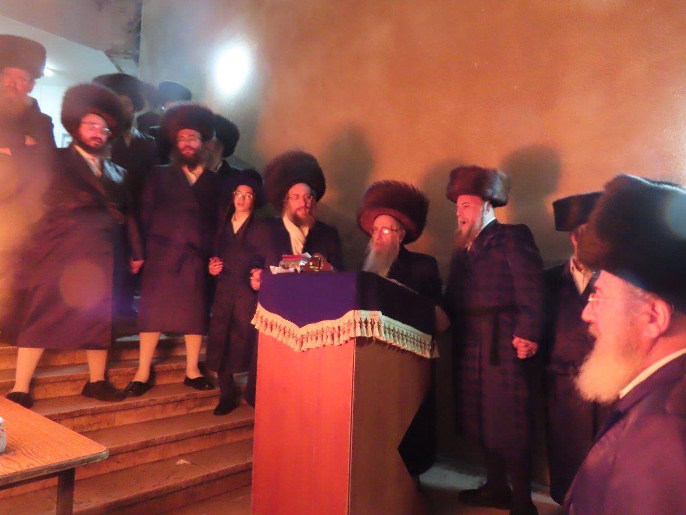 האדמו"ר ממעליץ בשריפת הפתילות