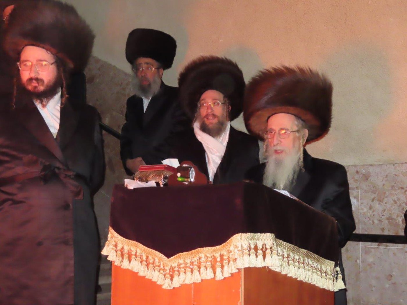 האדמו"ר ממעליץ בשריפת הפתילות