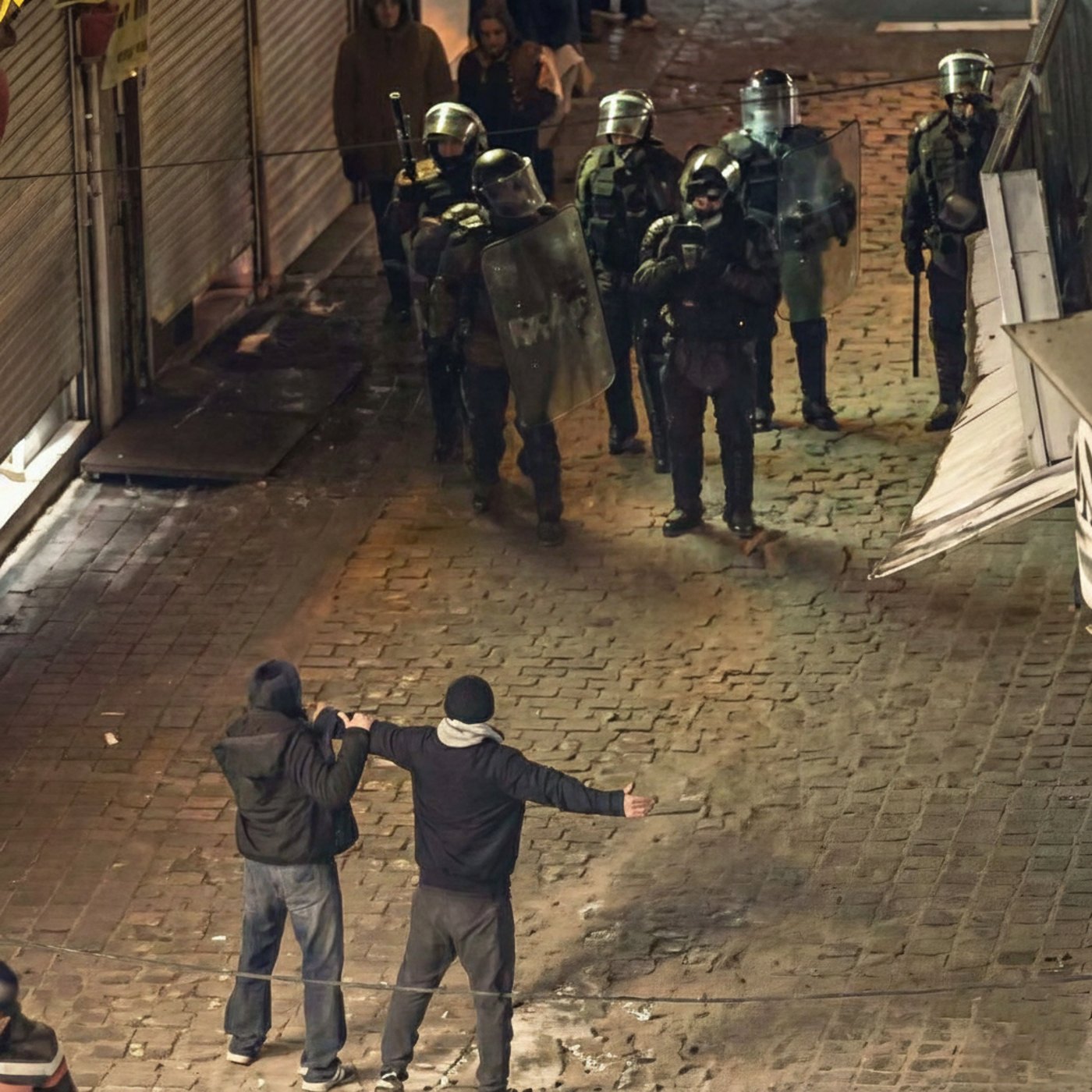 שני מפגינים מול הבאסיג' האיראני