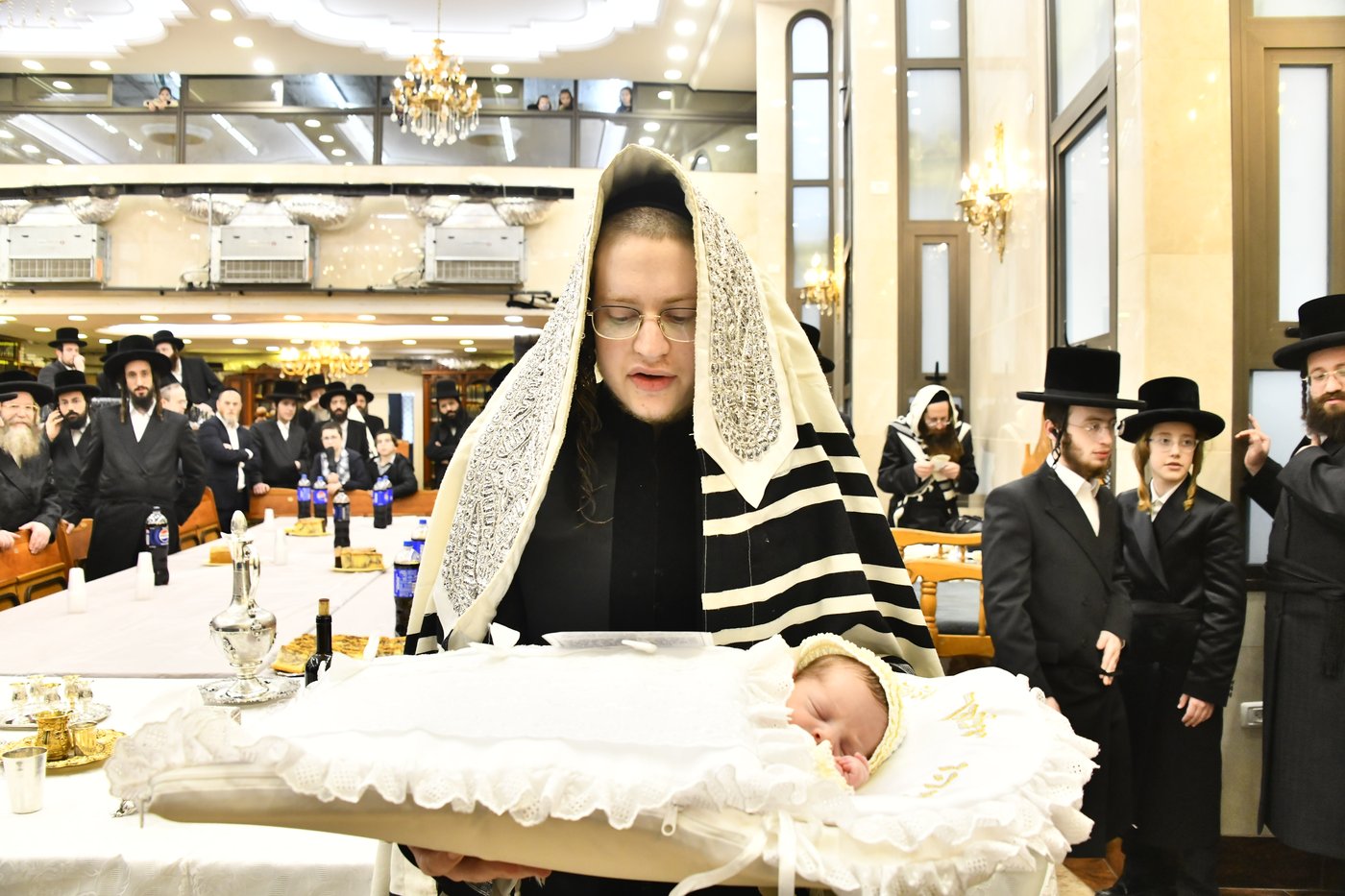 שמחת הברית בחצרות קרעטשניף - פרמשילאן - ספינקא