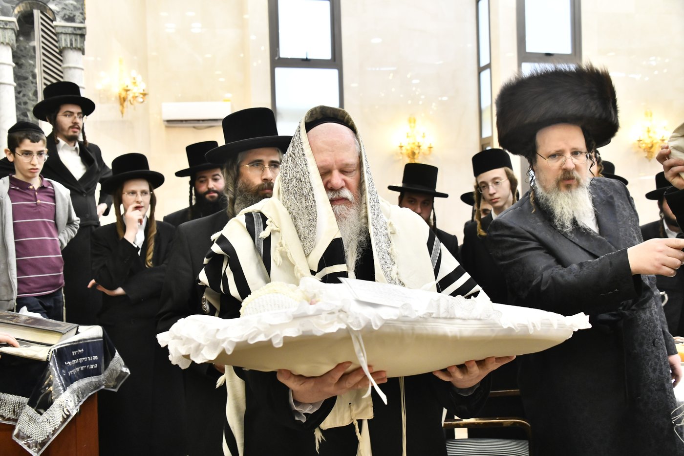 שמחת הברית בחצרות קרעטשניף - פרמשילאן - ספינקא