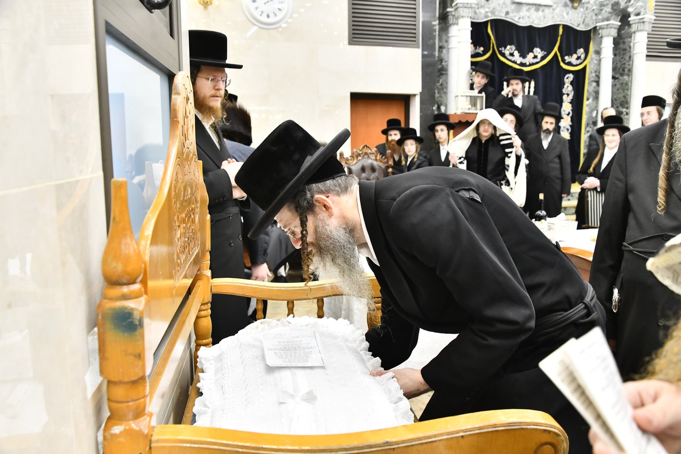 שמחת הברית בחצרות קרעטשניף - פרמשילאן - ספינקא