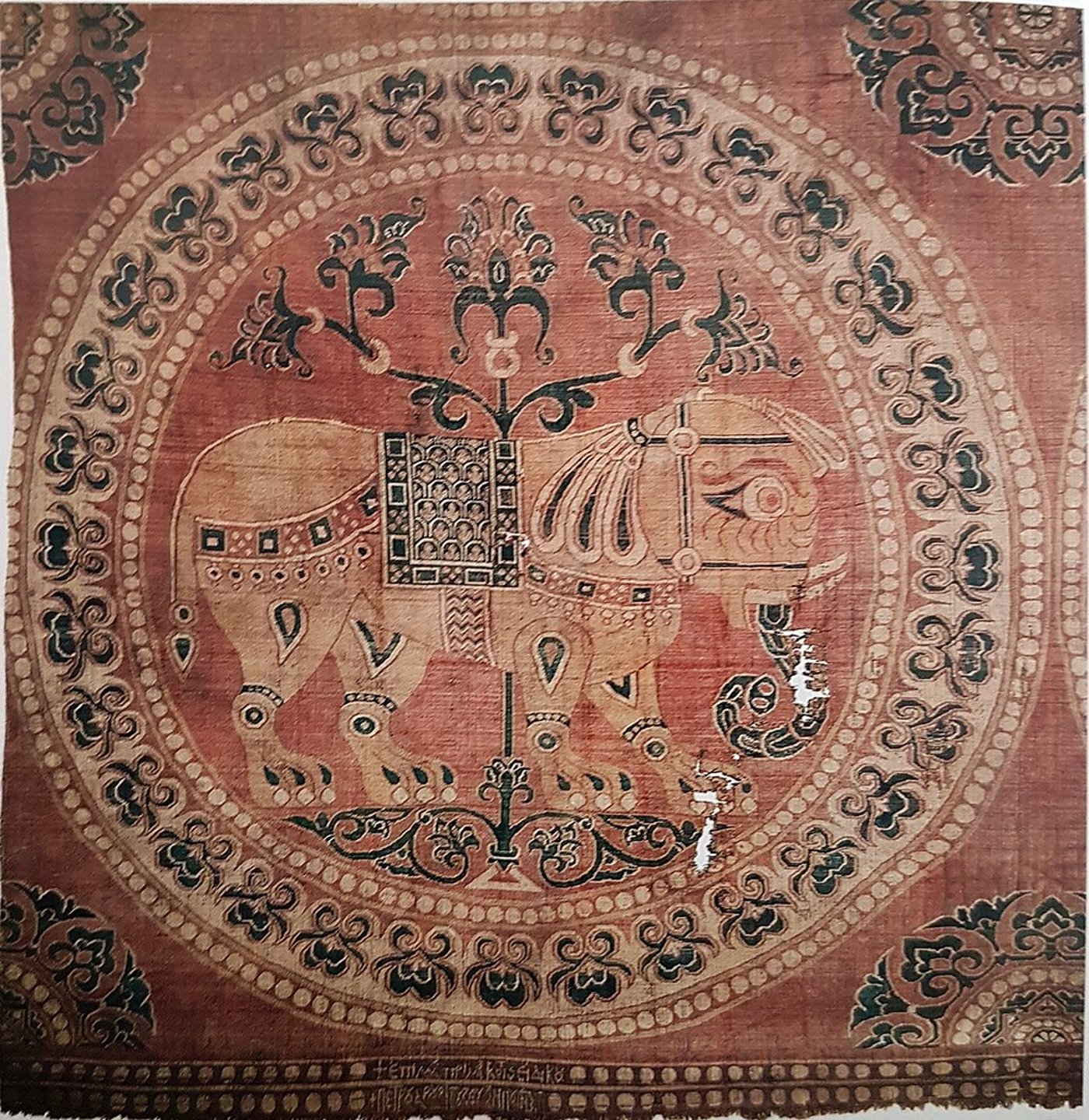 בד המשי עם דימויי הפילים שנמצא בקברו של קרל הגדול