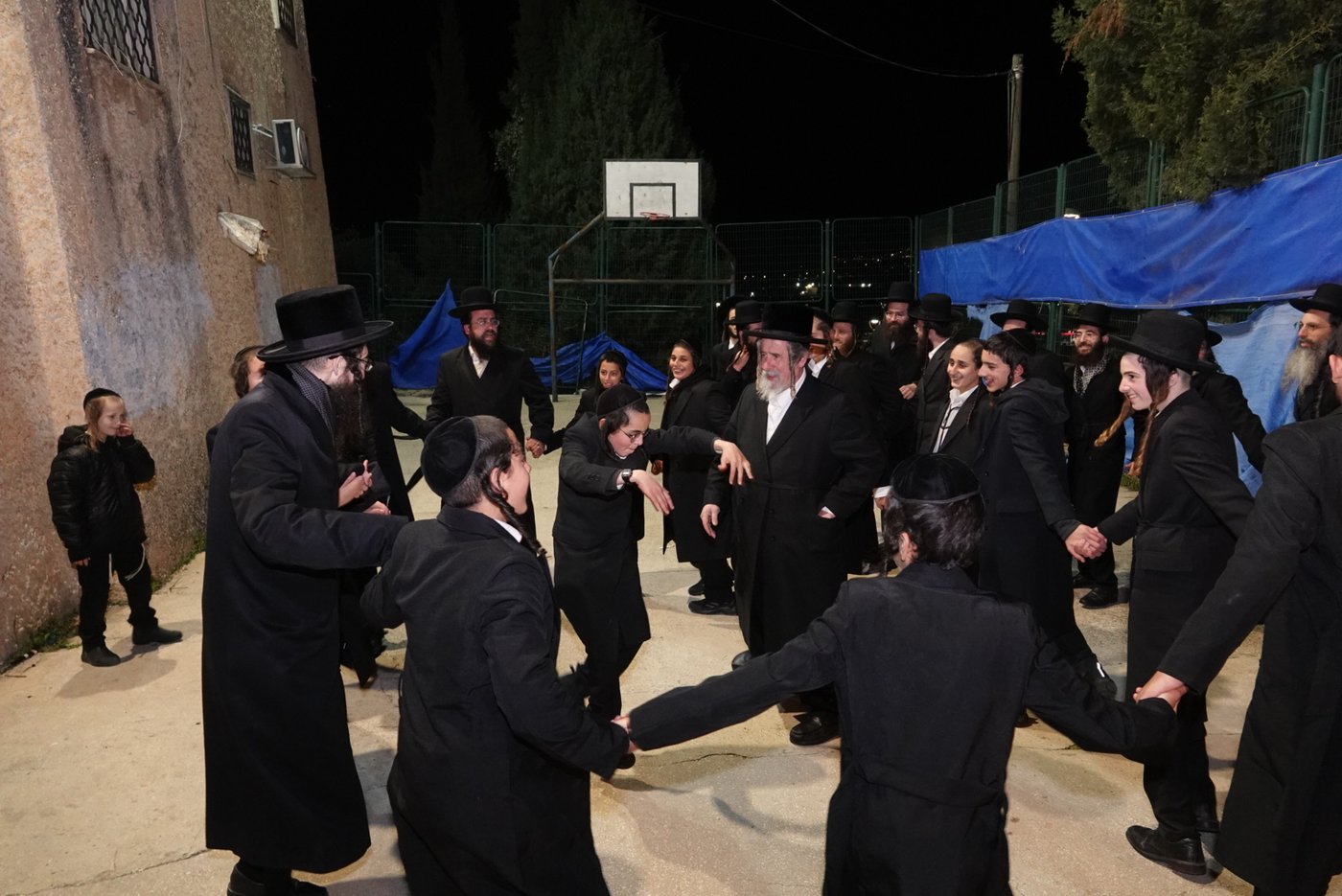 האדמו"ר מישועות יעקב סקולען בהדלקה במירון