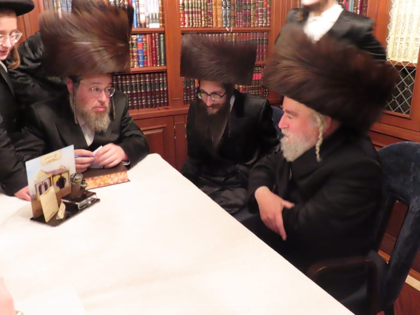 הגרי"מ ארלנגר מביט על הלולקע של הרה"ק הרבי ר’ זושא מאניפולי זי"ע