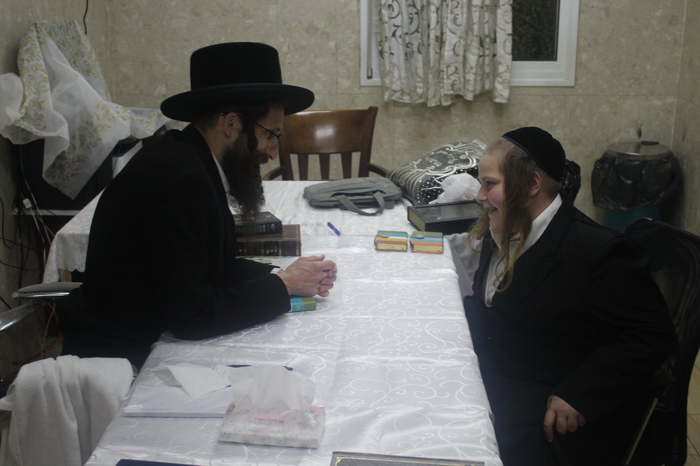 האדמו"ר מישועות יעקב סקולען בשיחה עם תלמידים במירון